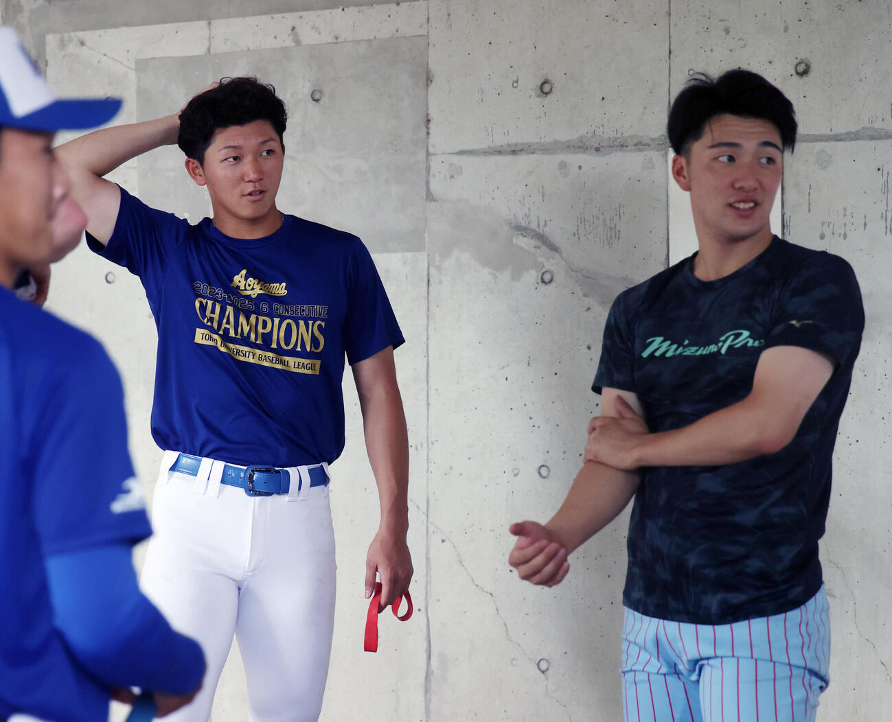 大学代表選考合宿で談笑する青学大・鈴木泰成（左）と富士大・角田楓斗（撮影・柴田隆二）