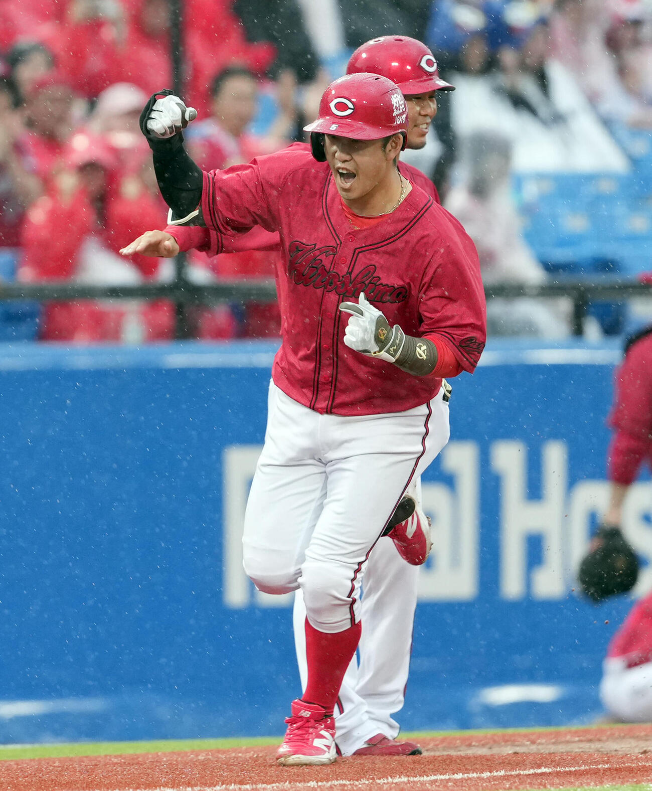 ヤクルト対広島　5回表広島無死一塁、右越えに2点本塁打を放ちガッツポーズを決める代打小園海斗（撮影・たえ見朱実）