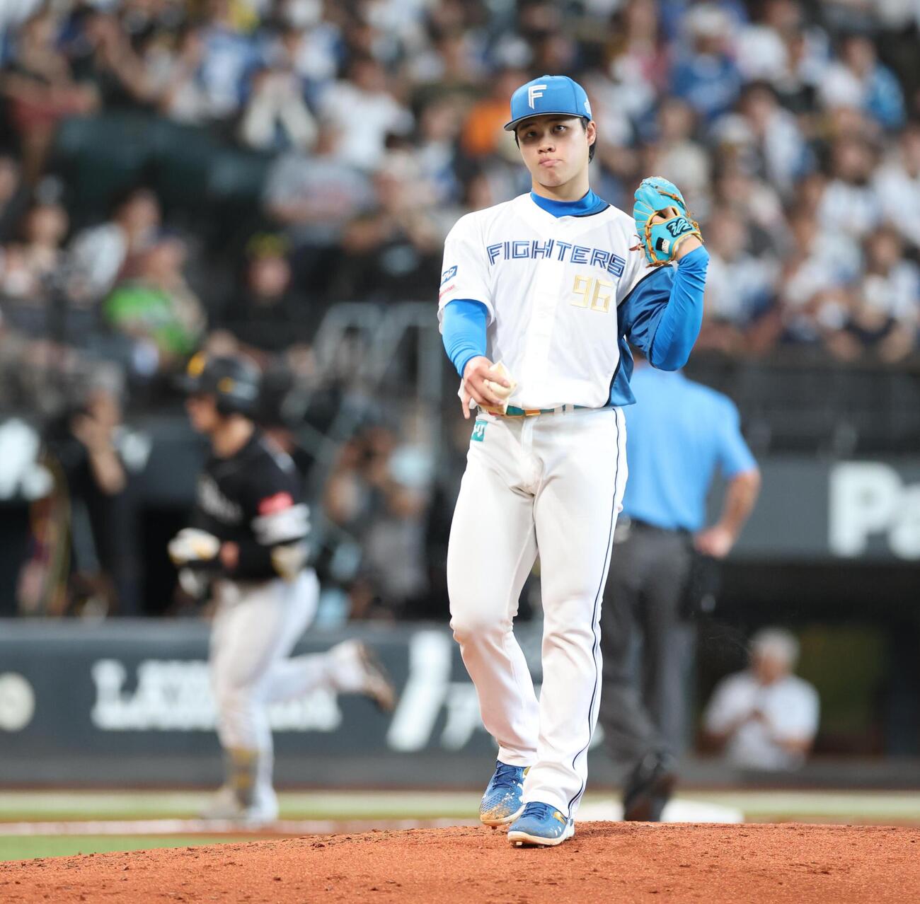 日本ハム対ソフトバンク　3回表ソフトバンク1死、正木智也に本塁打を浴びる孫易磊（撮影・黒川智章）