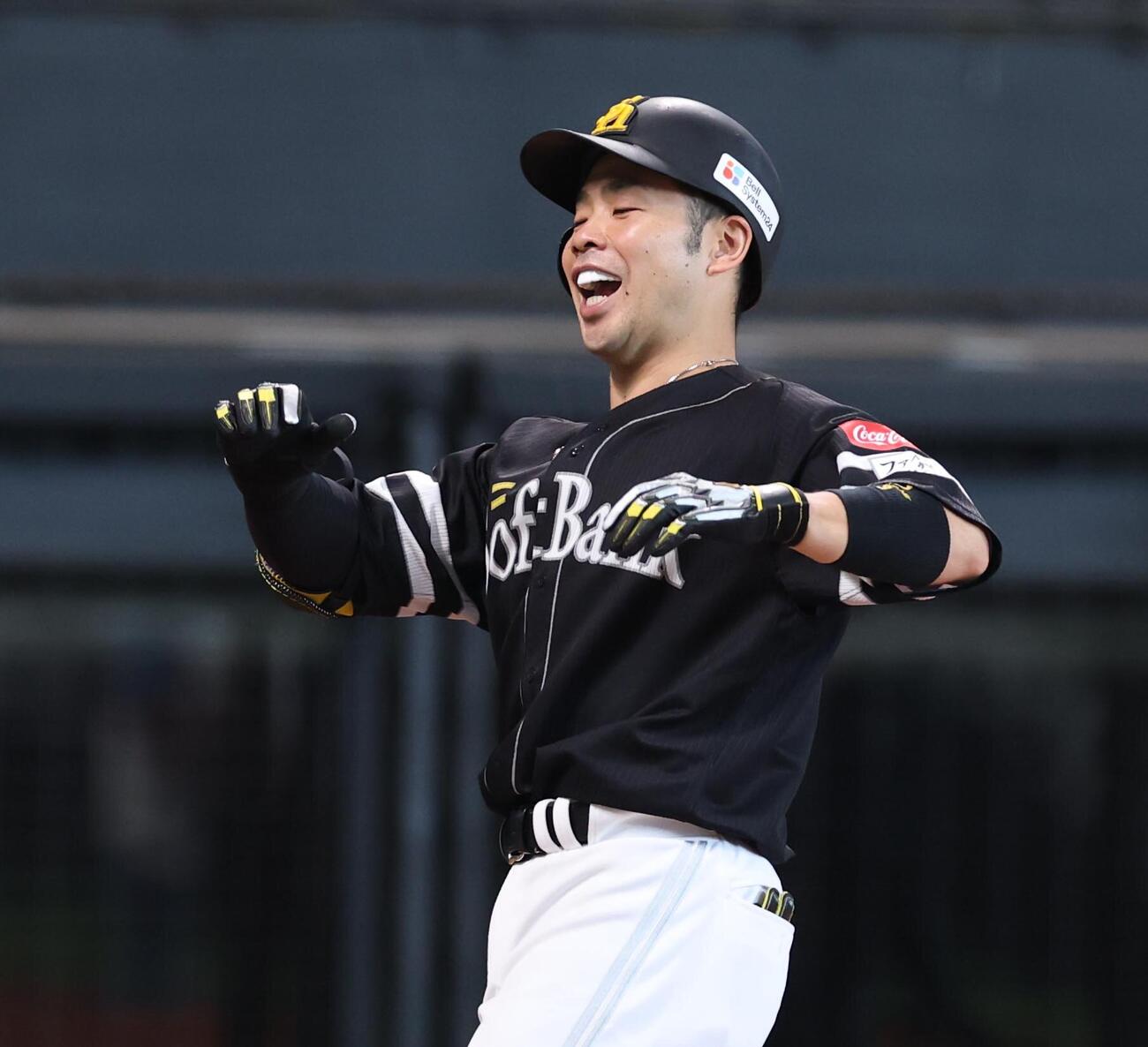 日本ハム対ソフトバンク　6回表ソフトバンク2死二、三塁、3点本塁打を放ち笑顔で生還する近藤健介（撮影・黒川智章）