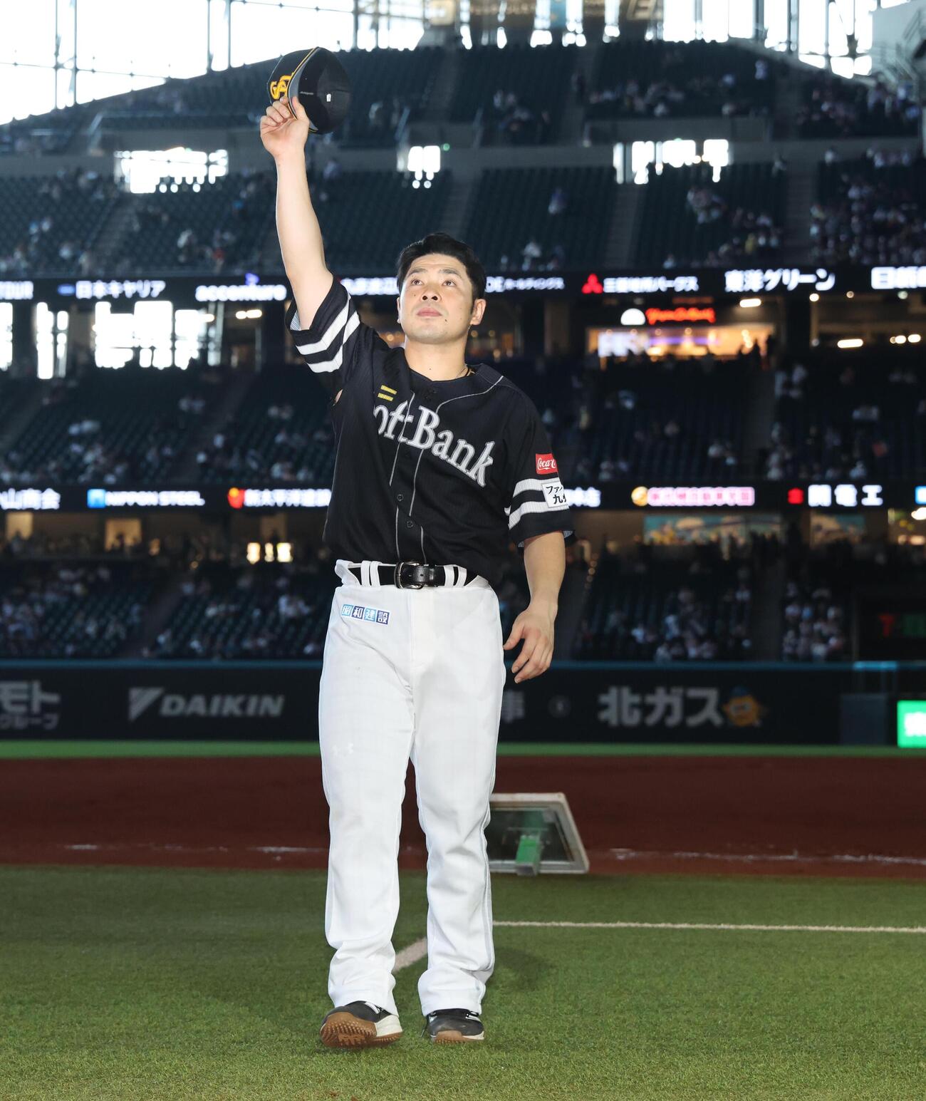 日本ハム対ソフトバンク　試合後、スタンドの声援に応える近藤健介（撮影・黒川智章）