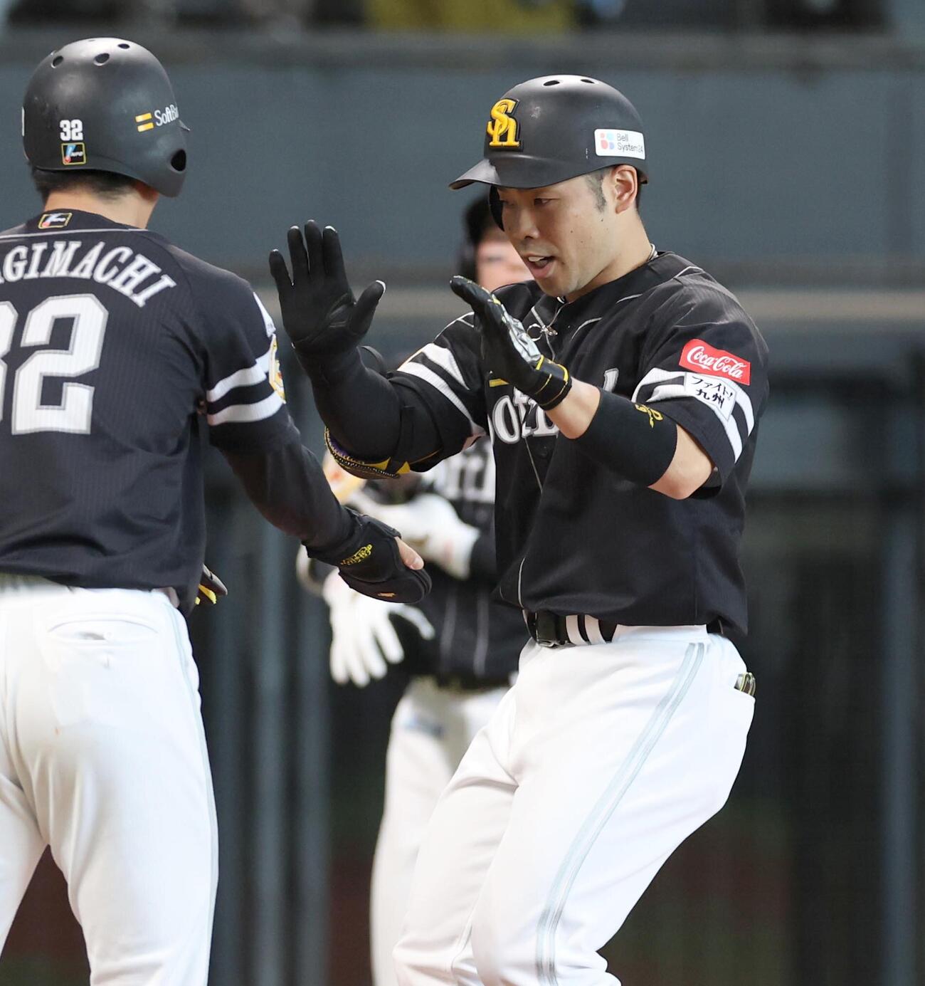 日本ハム対ソフトバンク　5回表ソフトバンク無死一、二塁、3点本塁打を放ち生還する近藤健介（撮影・黒川智章）