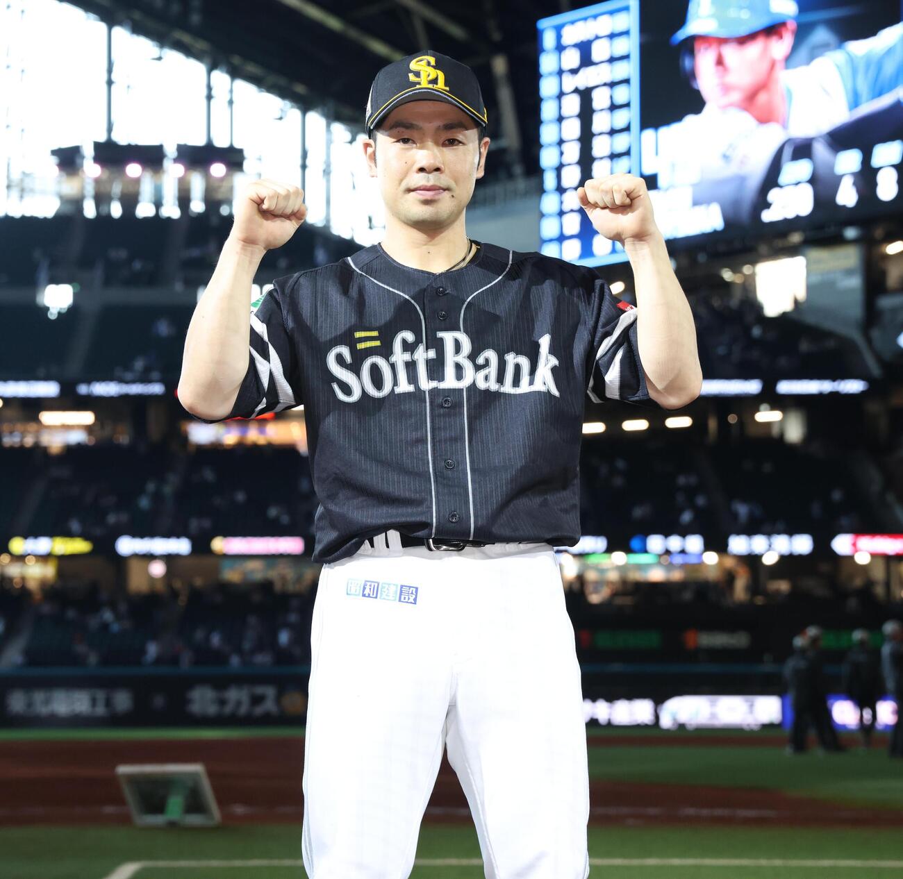 日本ハム対ソフトバンク　試合後、ガッツポーズするソフトバンク近藤健介（撮影・黒川智章）