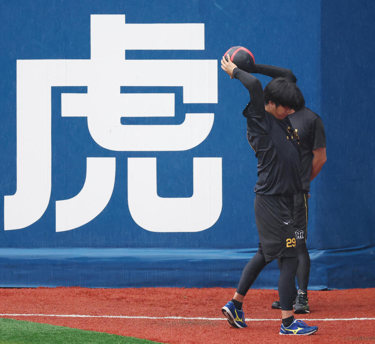 DeNA対阪神　メディシンボールをたたきつける阪神高橋遥人（撮影・宮地輝）