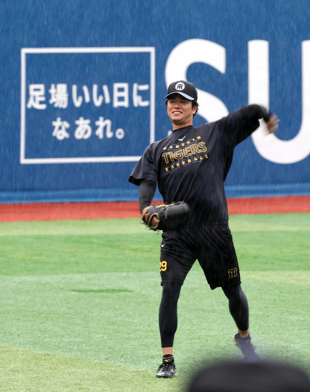 DeNA対阪神　雨の中、笑みを浮かべてキャッチボールする阪神高橋遥人（撮影・浅見桂子）