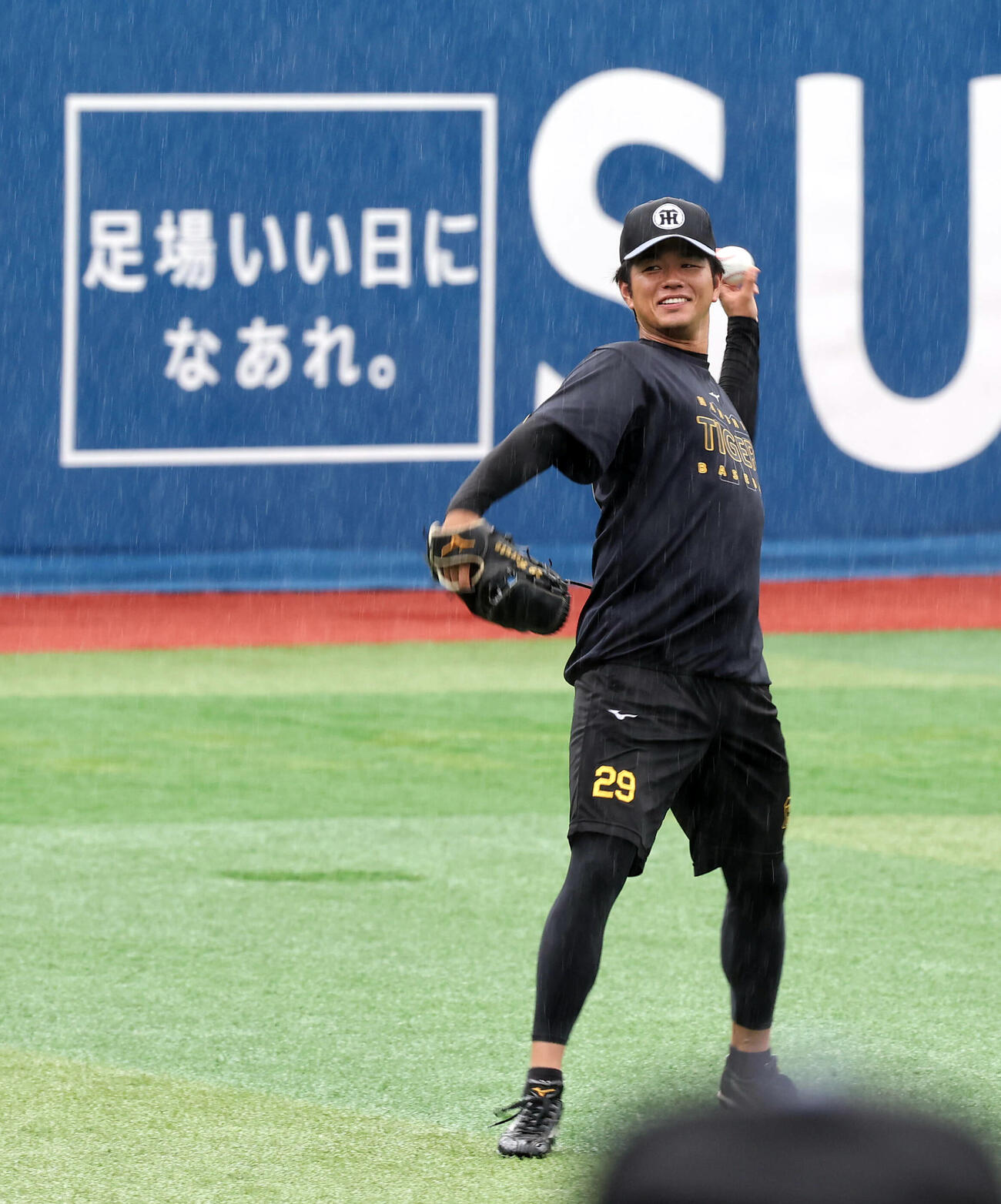 DeNA対阪神　雨の中、笑みを浮かべてキャッチボールする阪神高橋遥人（撮影・浅見桂子）