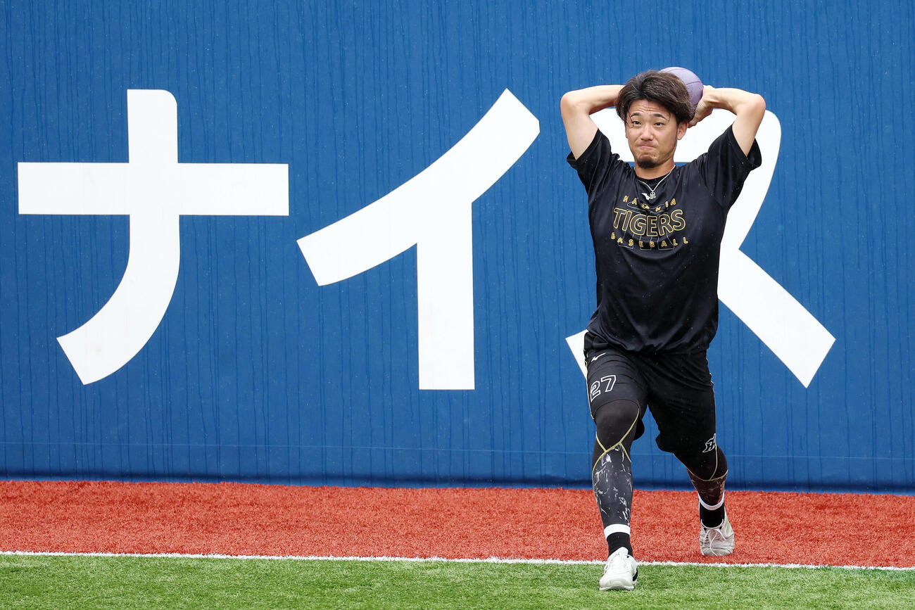 DeNA対阪神　メディシンボールを投げる阪神伊藤将司（撮影・宮地輝）