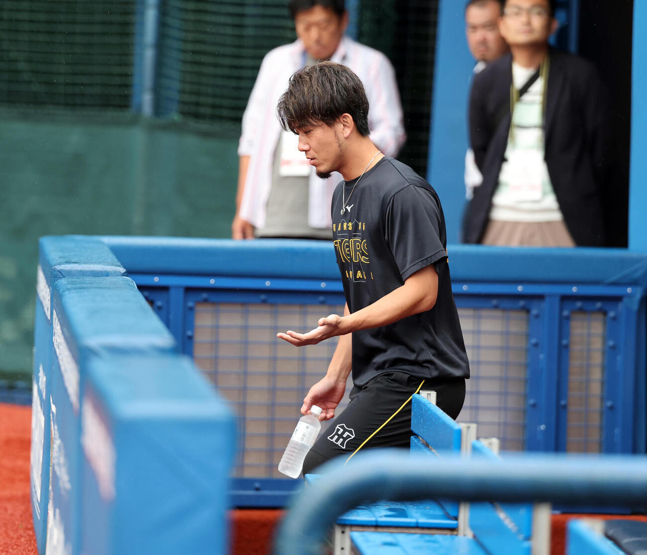 DeNA対阪神　手をかざして雨を確認しながらグラウンドに出る阪神伊藤将司（撮影・浅見桂子）