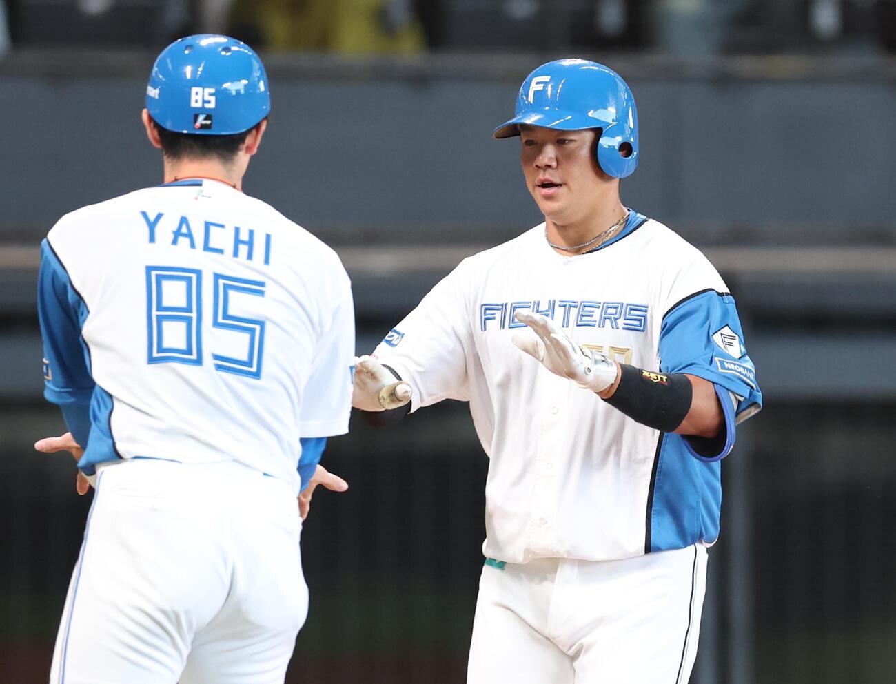 日本ハム対ソフトバンク　5回裏日本ハム無死二塁、2点本塁打を放ち生還する吉田賢吾（撮影・黒川智章）