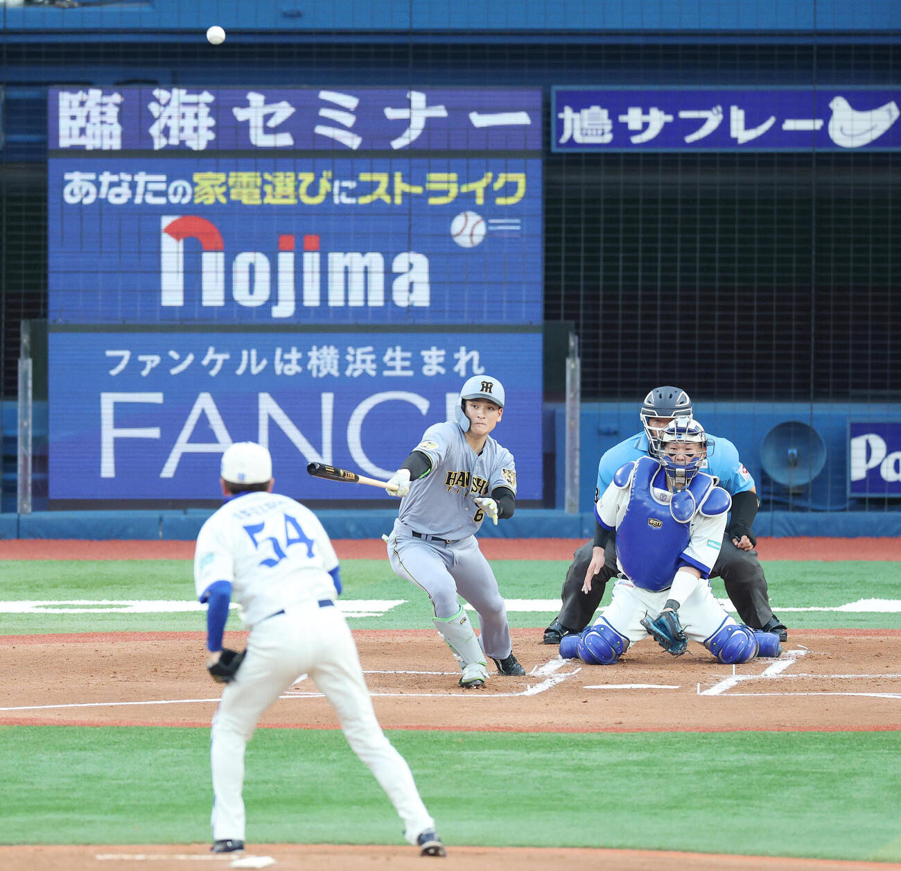 DeNA対阪神　1回表阪神2死二塁、適時二塁打を放つ高寺望夢。投手石田裕太郎（撮影・宮地輝）