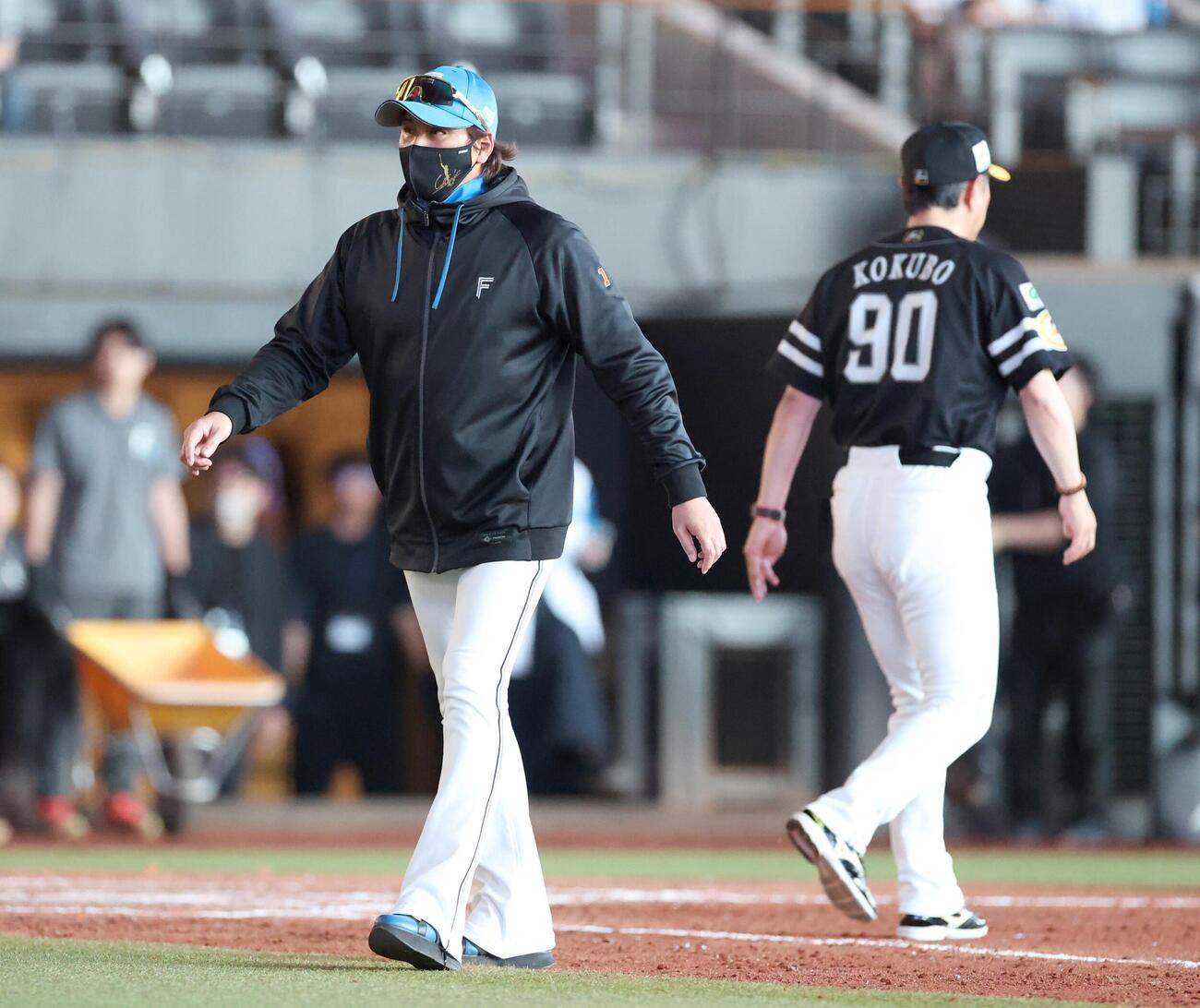 日本ハム対ソフトバンク　試合後、話をする新庄剛志監督（左）と小久保裕紀監督（撮影・黒川智章）