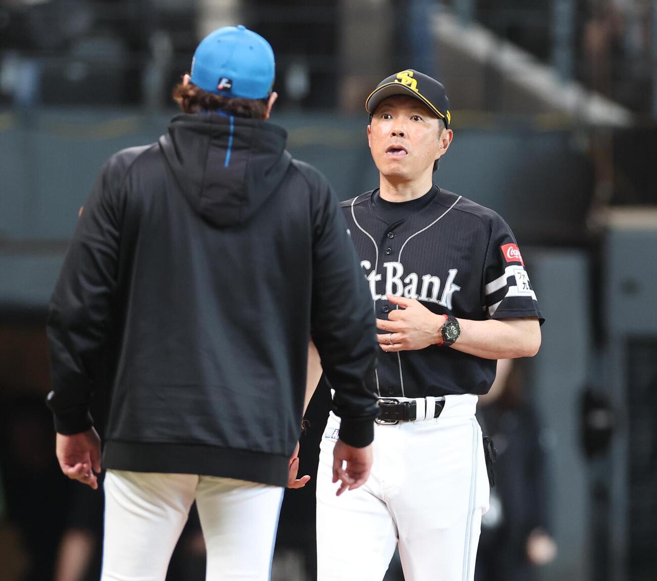 日本ハム対ソフトバンク　試合後、話をする新庄剛志監督（左）と小久保裕紀監督（撮影・黒川智章）