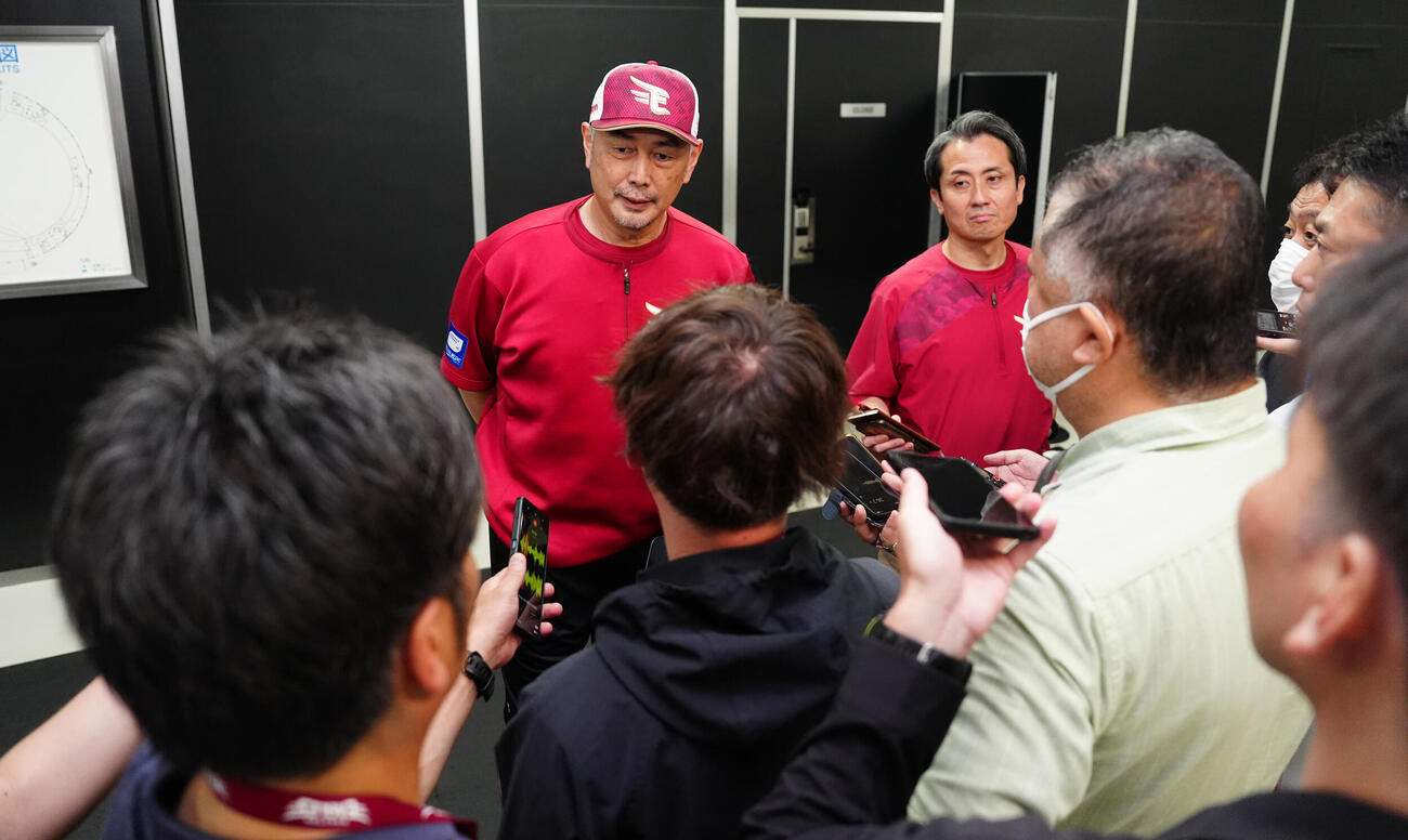 雨天中止となり、囲み取材を受ける楽天吉井理人監督（撮影・鈴木みどり）