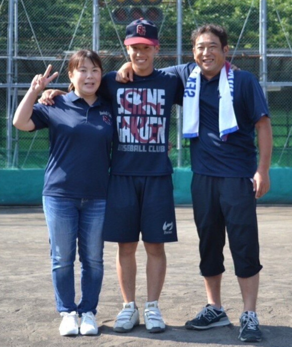 高校時代の西武滝沢と父孝弘さん、母貴子さん（本人提供）