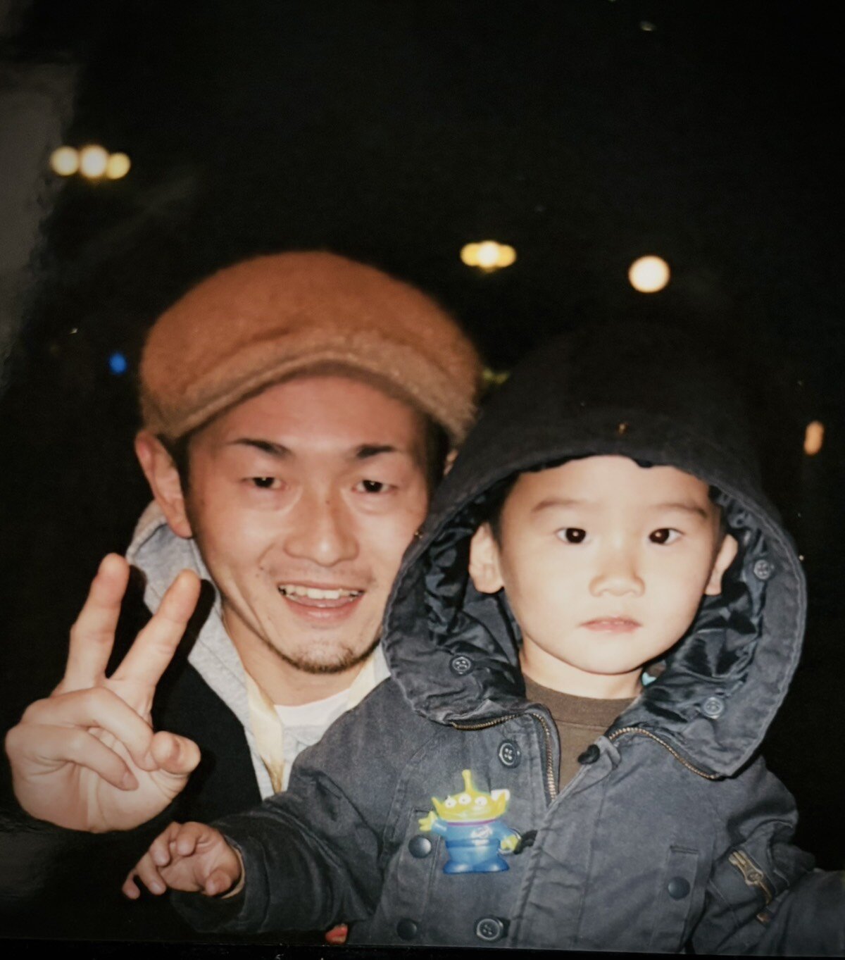 幼少期の巨人井上と父典之さん（左）（本人提供）