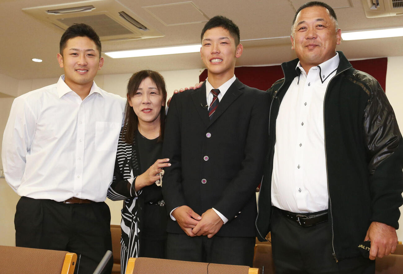 2019年10月、ドラフト会議でヤクルトから6位指名を受けた八戸学院光星・武岡龍世（左から3人目）。左から兄大聖さん、母みどりさん、1人おいて父克明さん