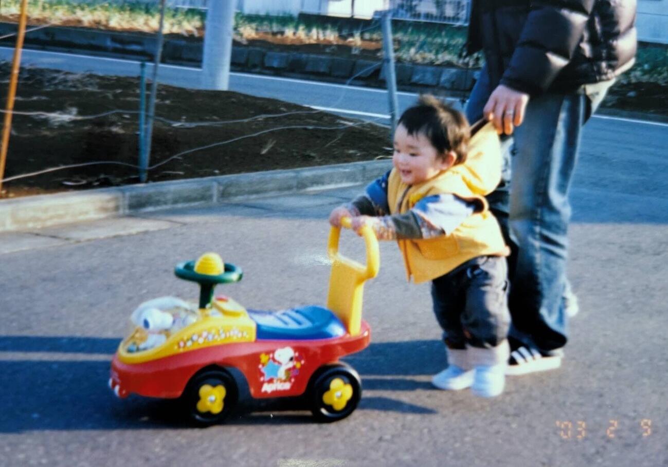父幸昌さんに補助してもらいながら歩く幼少期のDeNA石田裕（本人提供）