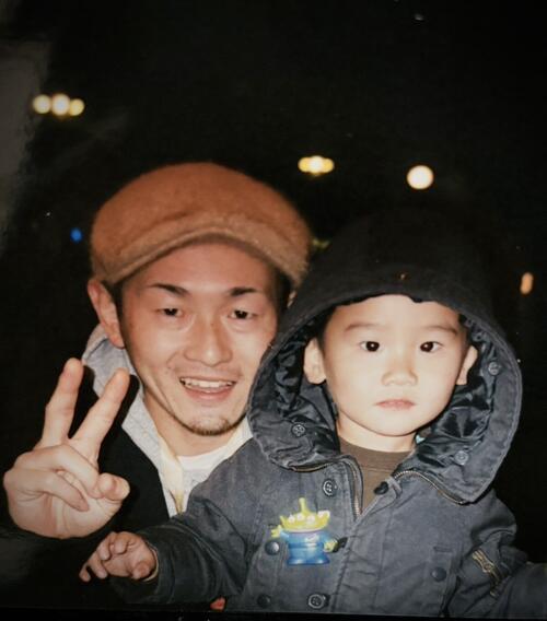 幼少期の巨人井上と父典之さん(左)(本人提供)