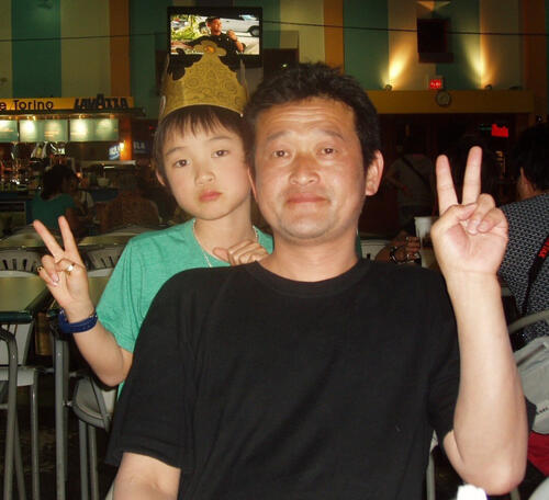 幼少期の広島岡本駿投手(左)と父昌孝さん(本人提供)