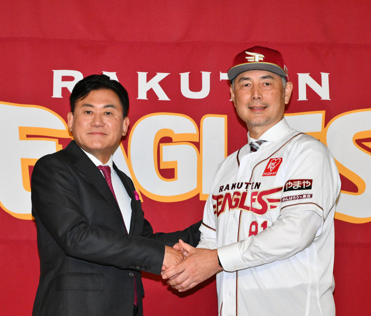 ユニホーム姿で記念撮影する楽天吉井理人新監督（右）と楽天三木谷浩史オーナー（2026年6月17日撮影）
