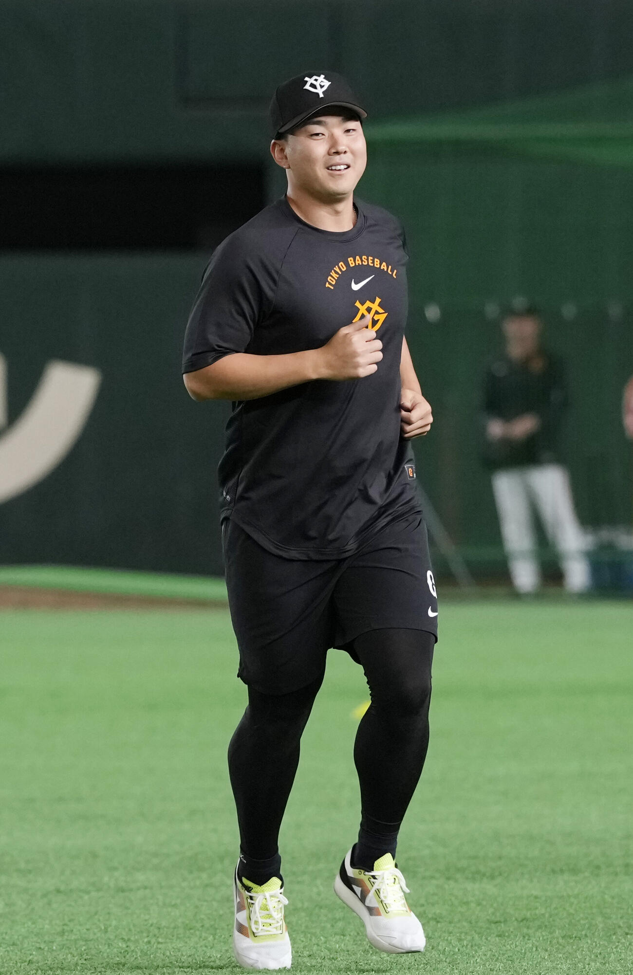 ウオーミングアップをする巨人小笠原慎之介（2026年6月撮影）