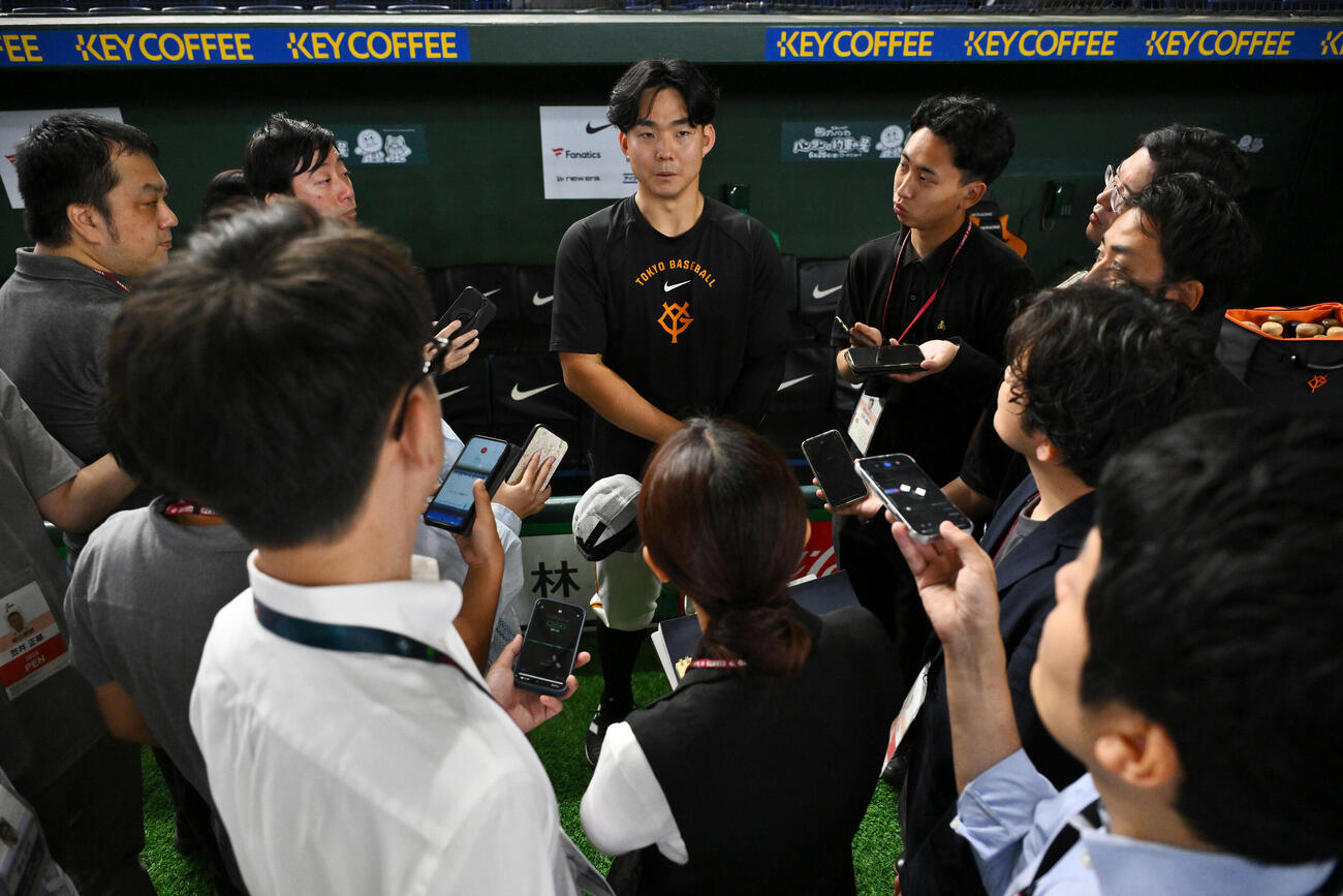 巨人対中日　取材に応じる巨人小笠原慎之介（撮影・滝沢徹郎）