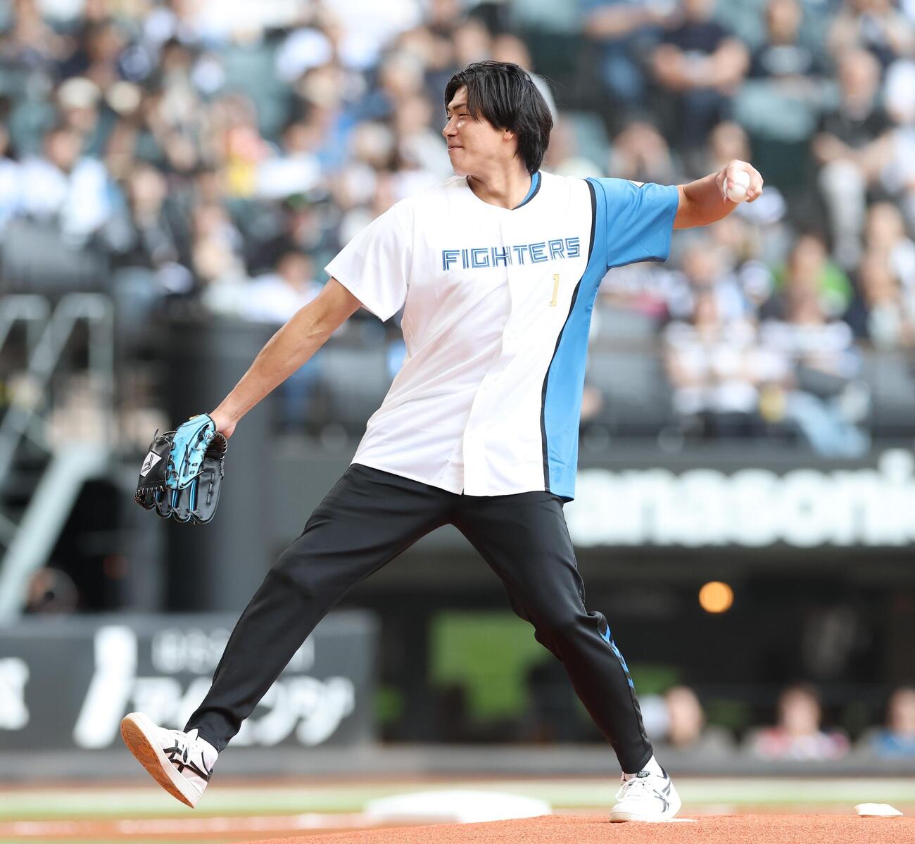日本ハム対ソフトバンク　ファーストピッチセレモニーで投球するバレーボールの清水邦広（撮影・黒川智章）
