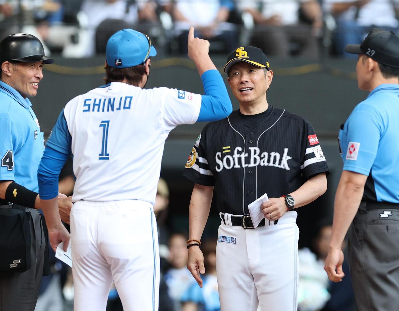 日本ハム対ソフトバンク　メンバー表交換をする新庄剛志監督（左）と小久保裕紀監督（撮影・黒川智章）