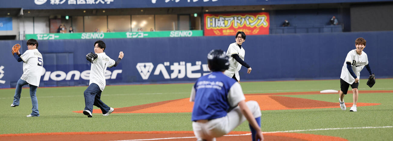オリックス対西武　セレモニアルピッチに登場した（左から）アニメ「ダイヤのA」の金丸信二役の松岡禎丞、沢村栄純役の逢坂良太、小湊春市役の花江夏樹、瀬戸拓馬役の山下大輝（撮影・西尾就之）