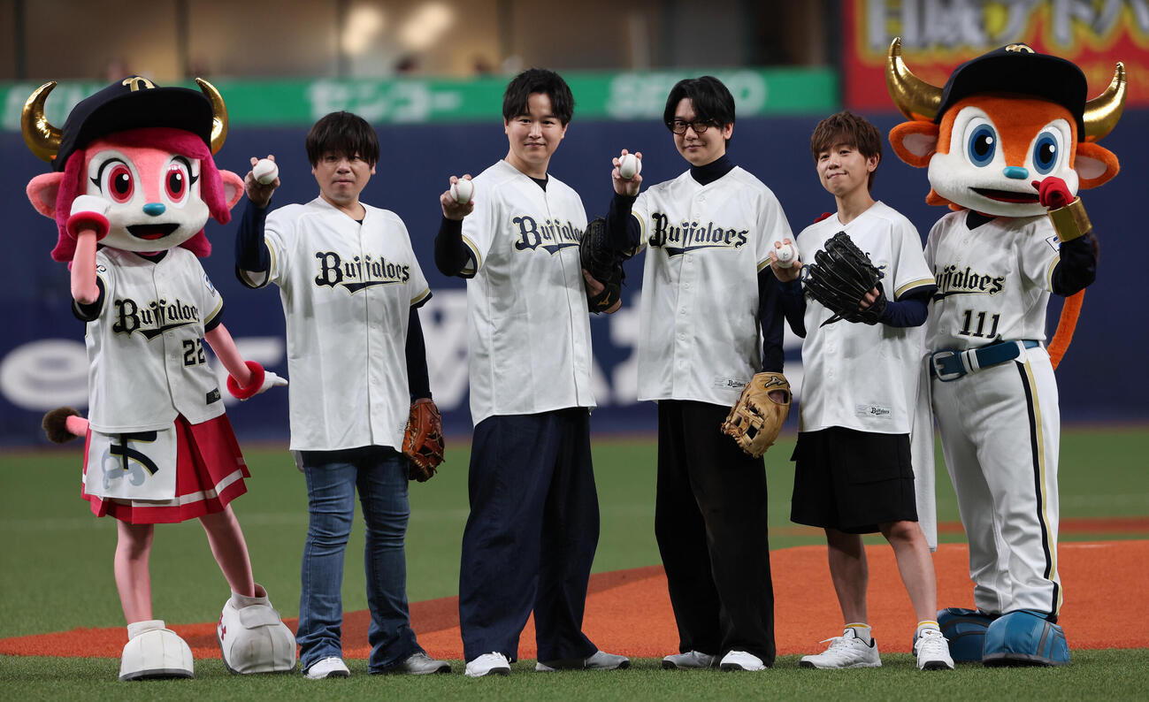 オリックス対西武　セレモニアルピッチに登場した（左から）アニメ「ダイヤのA」の金丸信二役の松岡禎丞、沢村栄純役の逢坂良太、小湊春市役の花江夏樹、瀬戸拓馬役の山下大輝は記念写真に納まる（撮影・西尾就之）