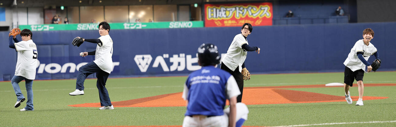 オリックス対西武　セレモニアルピッチに登場した（左から）アニメ「ダイヤのA」の金丸信二役の松岡禎丞、沢村栄純役の逢坂良太、小湊春市役の花江夏樹、瀬戸拓馬役の山下大輝（撮影・西尾就之）