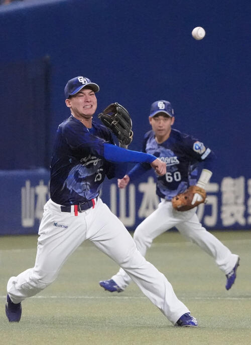 中日】右手突き指の石川昂弥、2試合連続スタメンを外れるも試合前練習