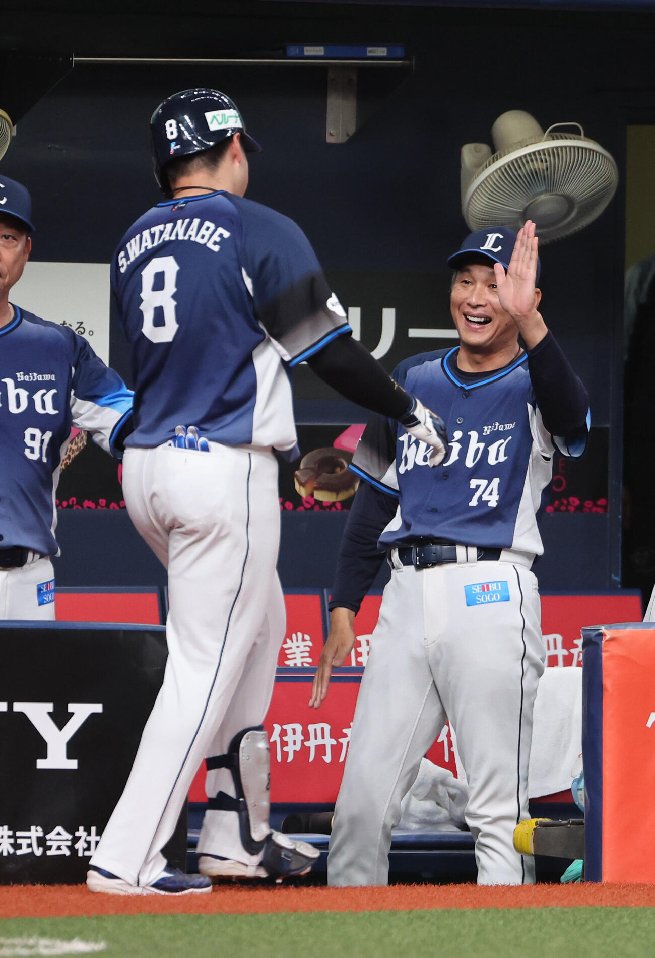 オリックス対西武　4回表西武2死一、二塁、本塁打を放った渡部聖弥をベンチで迎える西武西口文也監督（撮影・西尾就之）