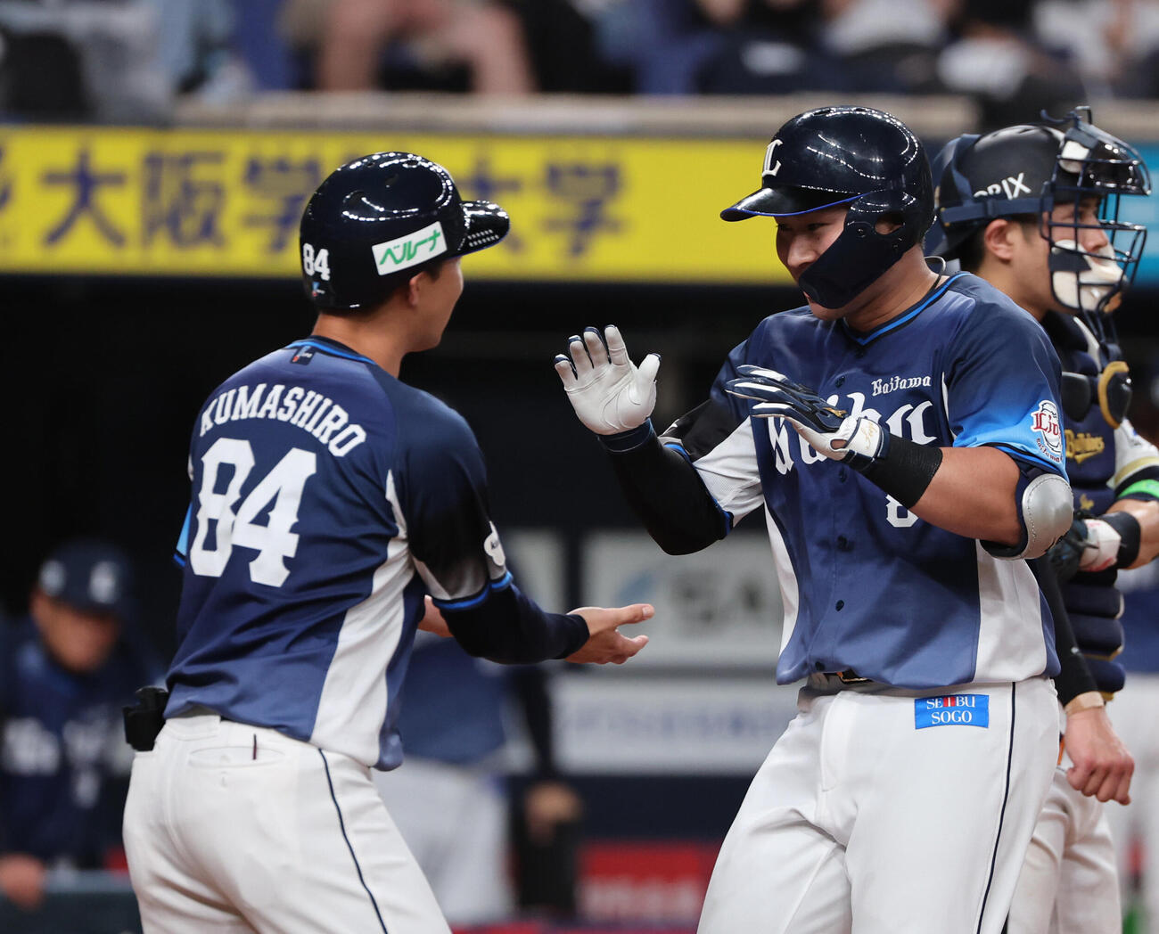オリックス対西武　4回表西武2死一、二塁、渡部聖弥は本塁打を放ち生還、熊代聖人コーチの出迎えを受ける（撮影・西尾就之）