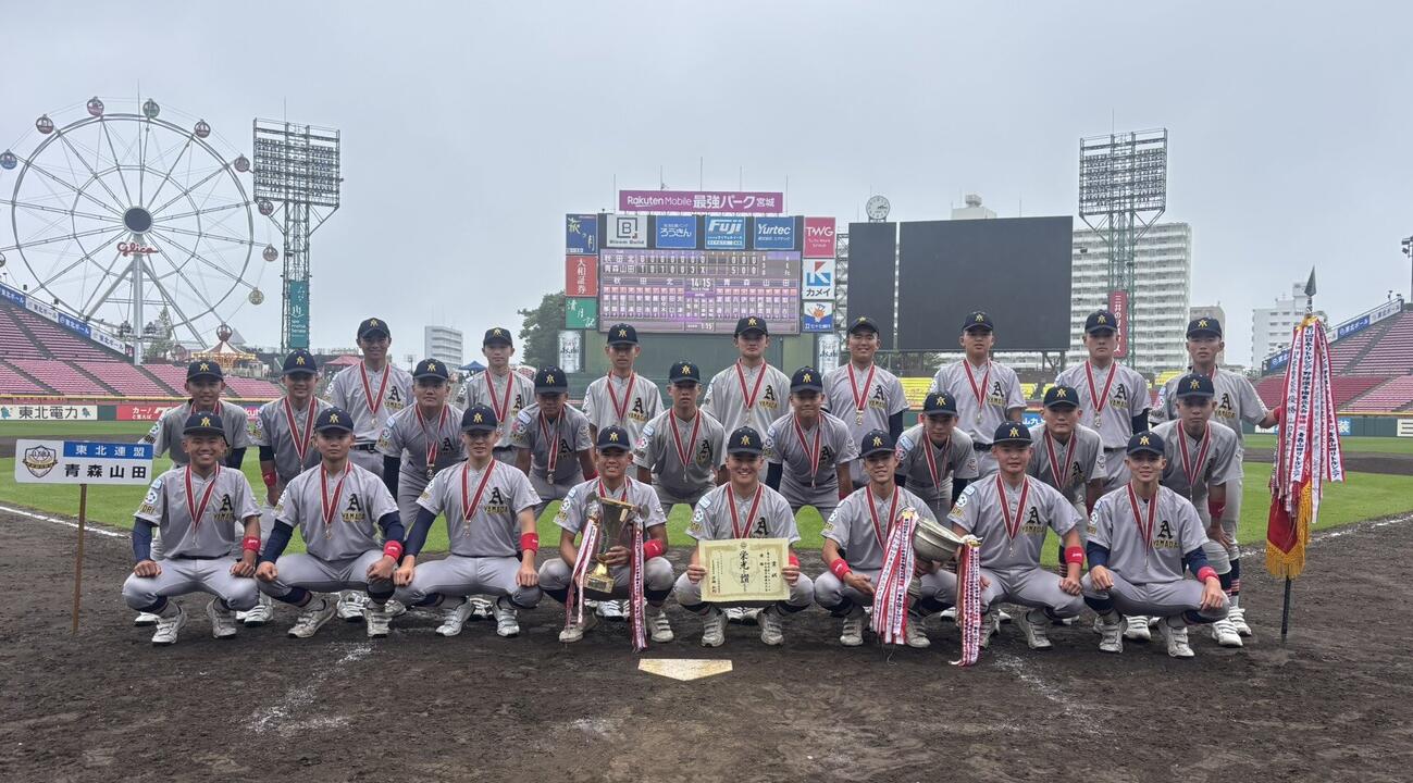 優勝した青森山田シニア（チーム提供)
