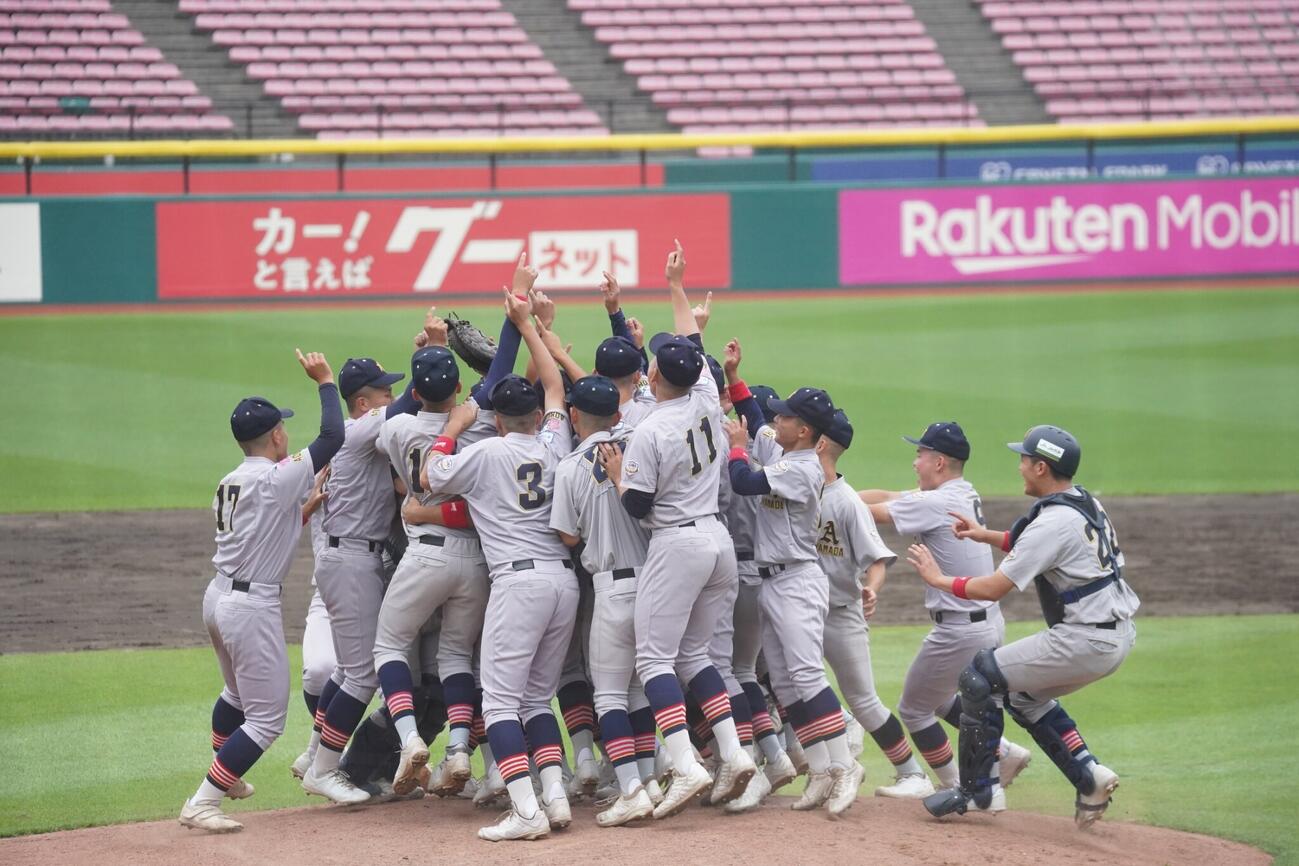 青森山田シニアが優勝を喜びマウンドに集まった（チーム提供)