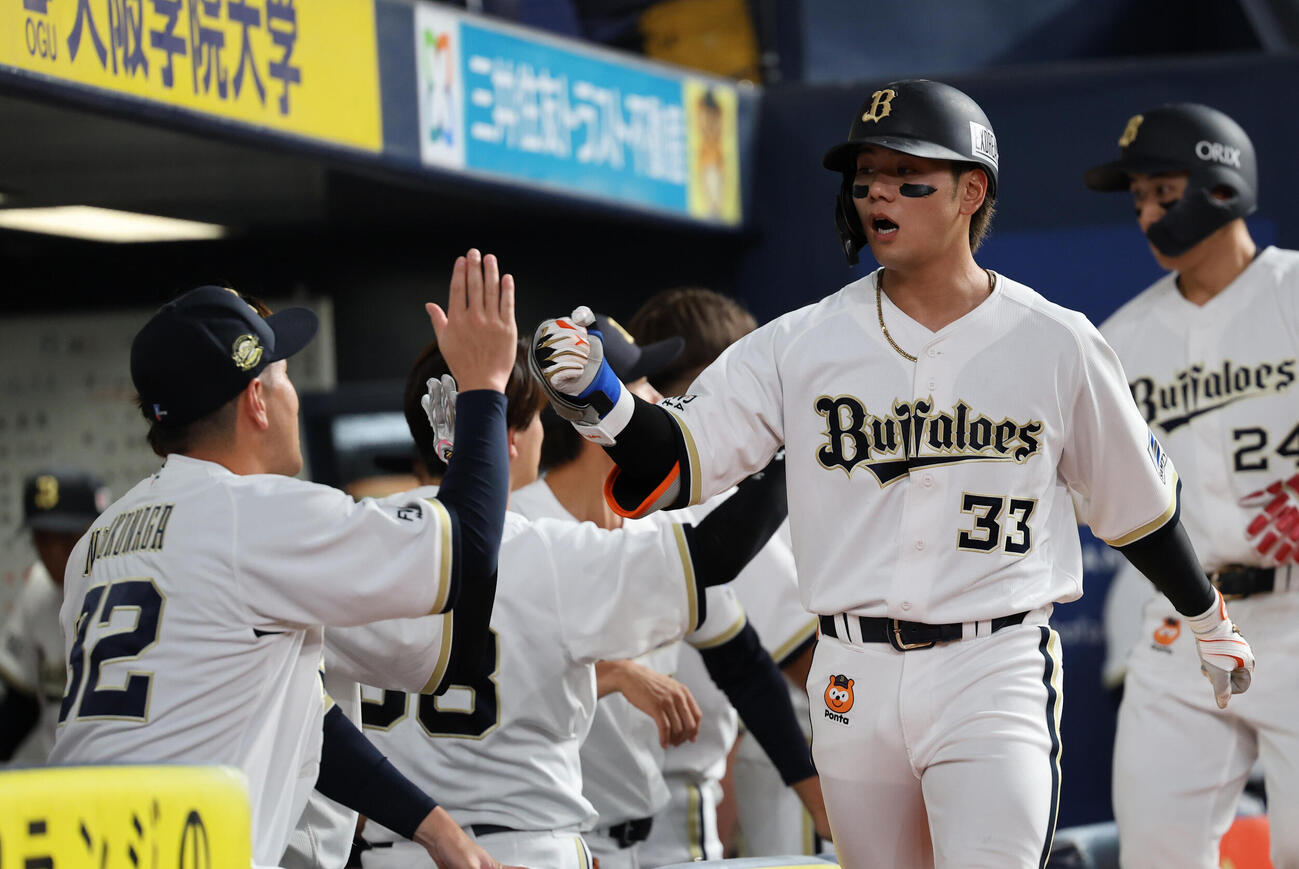 オリックス対西武　5回裏オリックス無死二塁、杉沢龍は本塁打を放ち、ベンチ前で祝福を受ける（撮影・西尾就之）