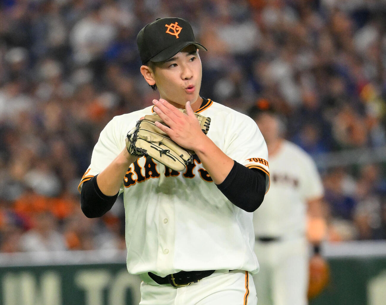 巨人対中日　3回表中日2死、岡林勇希を二ゴロに打ち取りグラブをたたく井上温大（撮影・滝沢徹郎）