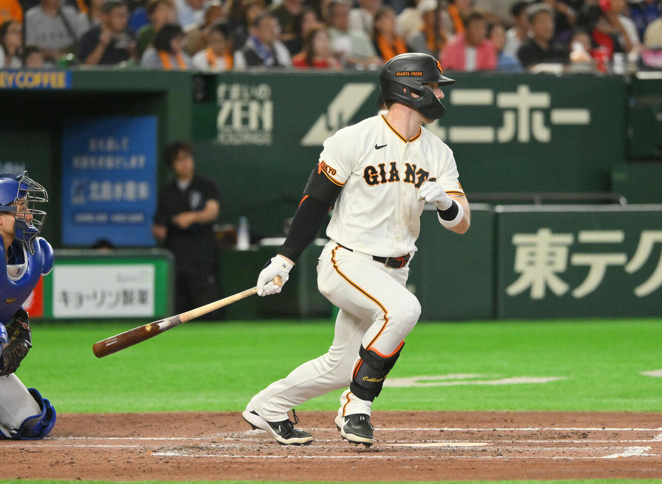 巨人対中日　4回裏巨人2死、トレイ・キャベッジは遊撃内野安打を放つ（撮影・滝沢徹郎）