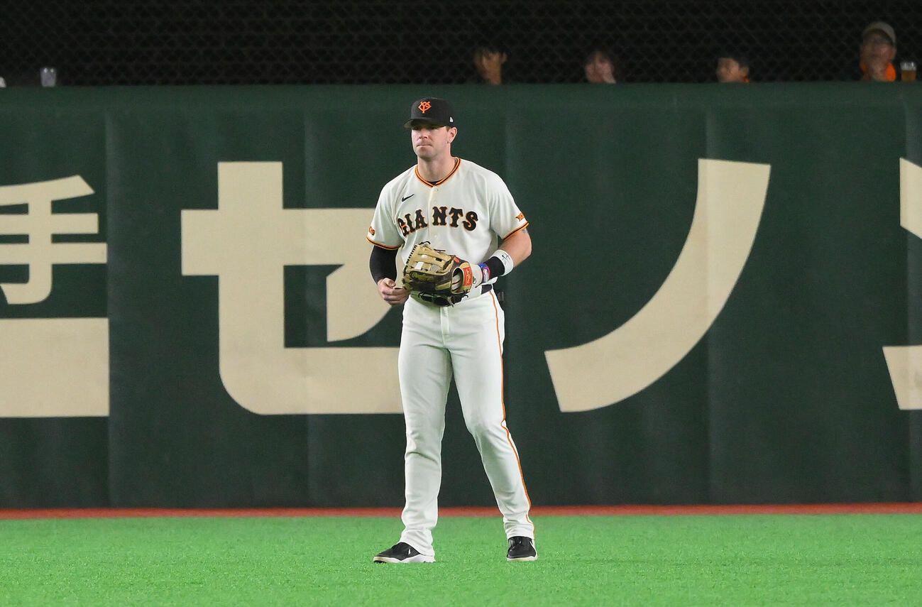 巨人対中日　1回表、中堅の守備に就く巨人トレイ・キャベッジ（撮影・滝沢徹郎）