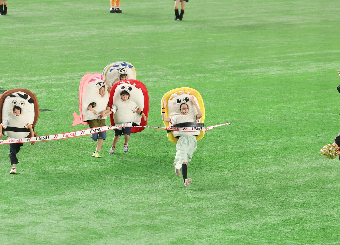 巨人対中日　すしレースはタマゴが1着（撮影・増田悦実）