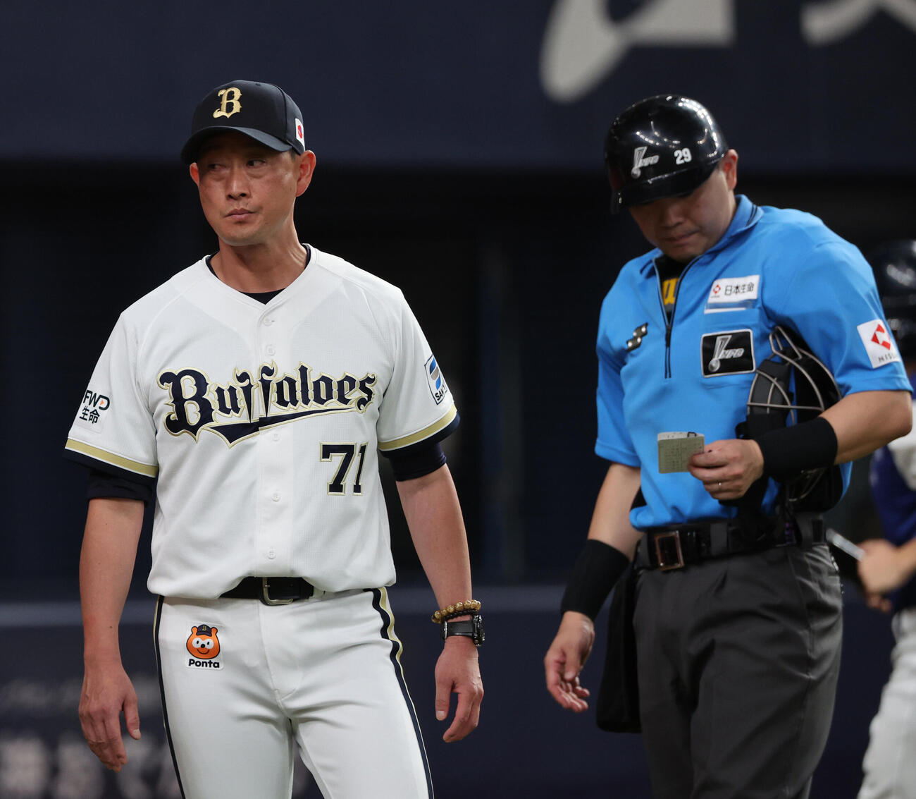 オリックス対西武　6回の攻撃を終え、オリックス岸田護監督は選手交代を告げる（撮影・西尾就之）