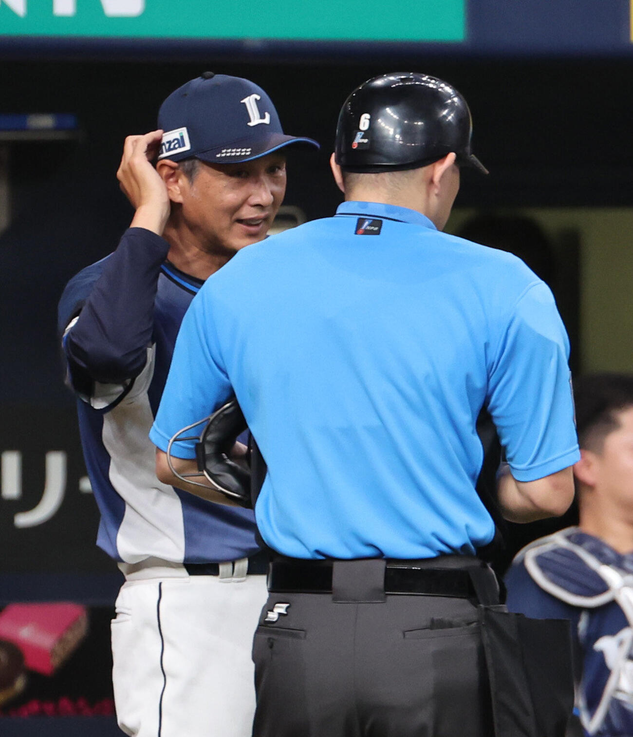 オリックス対西武　6回の攻撃を終え、西武西口文也監督は選手交代を告げる（撮影・西尾就之）