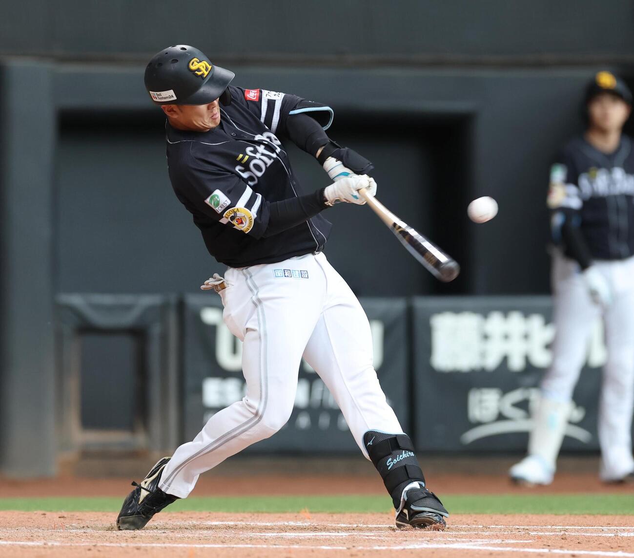 日本ハム対ソフトバンク　5回表ソフトバンク2死三塁、適時二塁打を放つ石塚綜一郎（撮影・黒川智章）