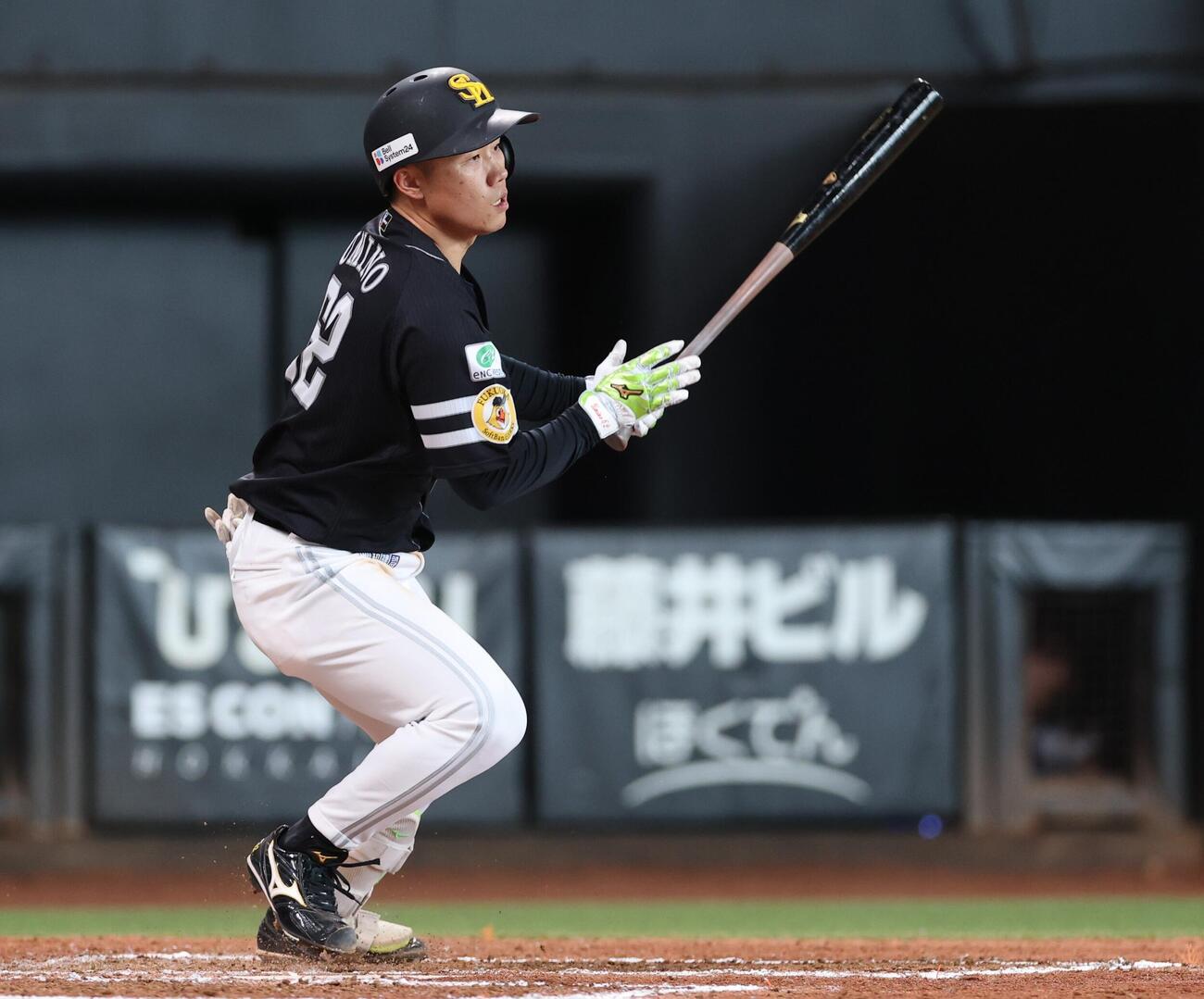 日本ハム対ソフトバンク　7回表ソフトバンク1死二塁、適時内野安打を放つ海野隆司（撮影・黒川智章）