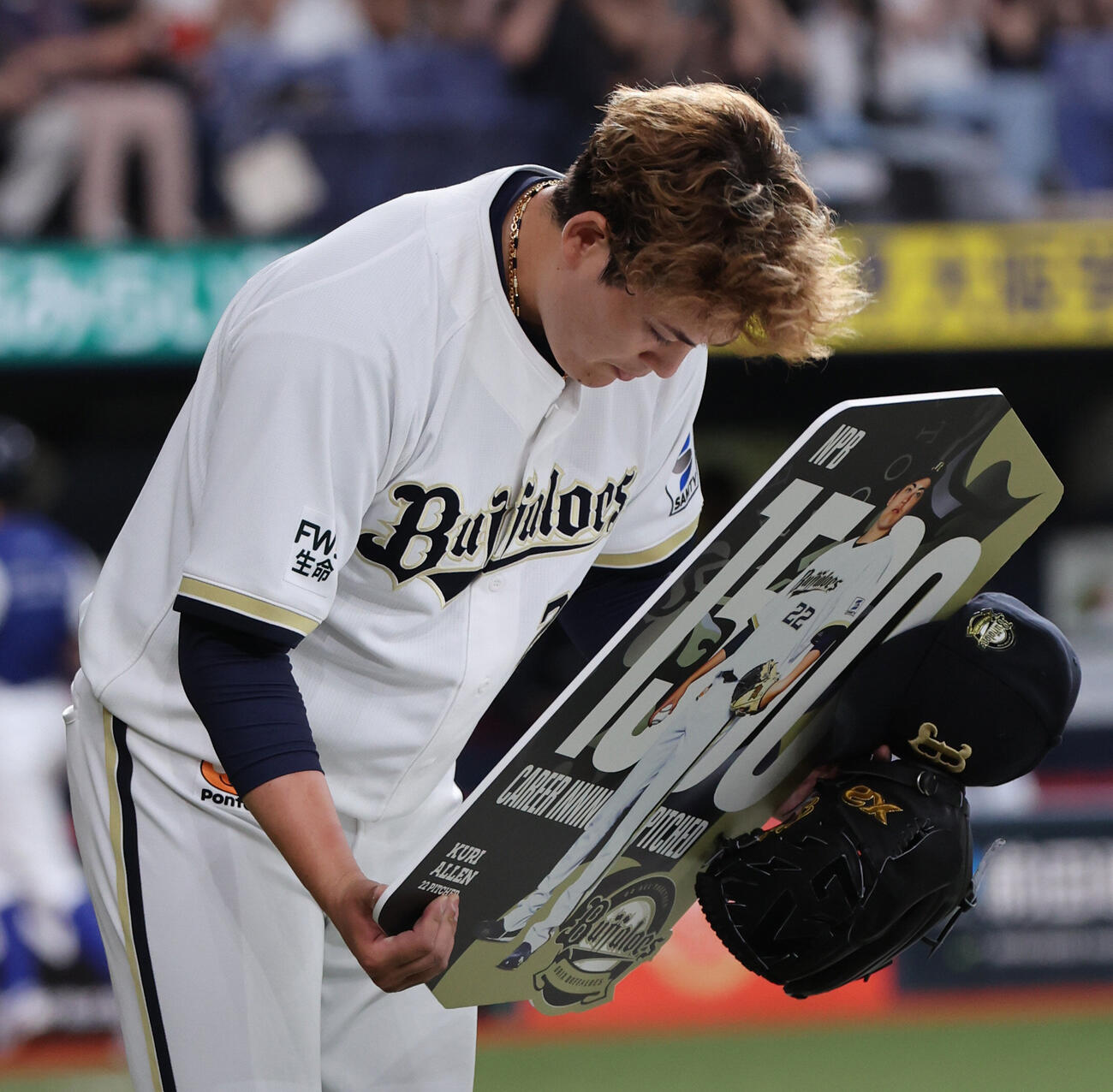オリックス対西武　1回を投げ終え通算1500回投球を達成したオリックス先発の九里亜蓮はボードを持って一礼（撮影・西尾就之）