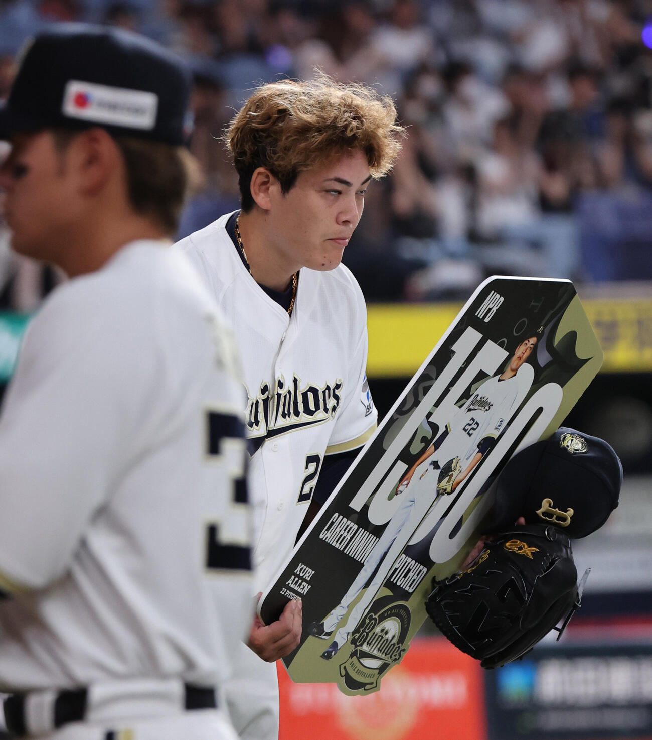 オリックス対西武　1回を投げ終え通算1500回投球を達成したオリックス先発の九里亜蓮はボードを持って一礼（撮影・西尾就之）