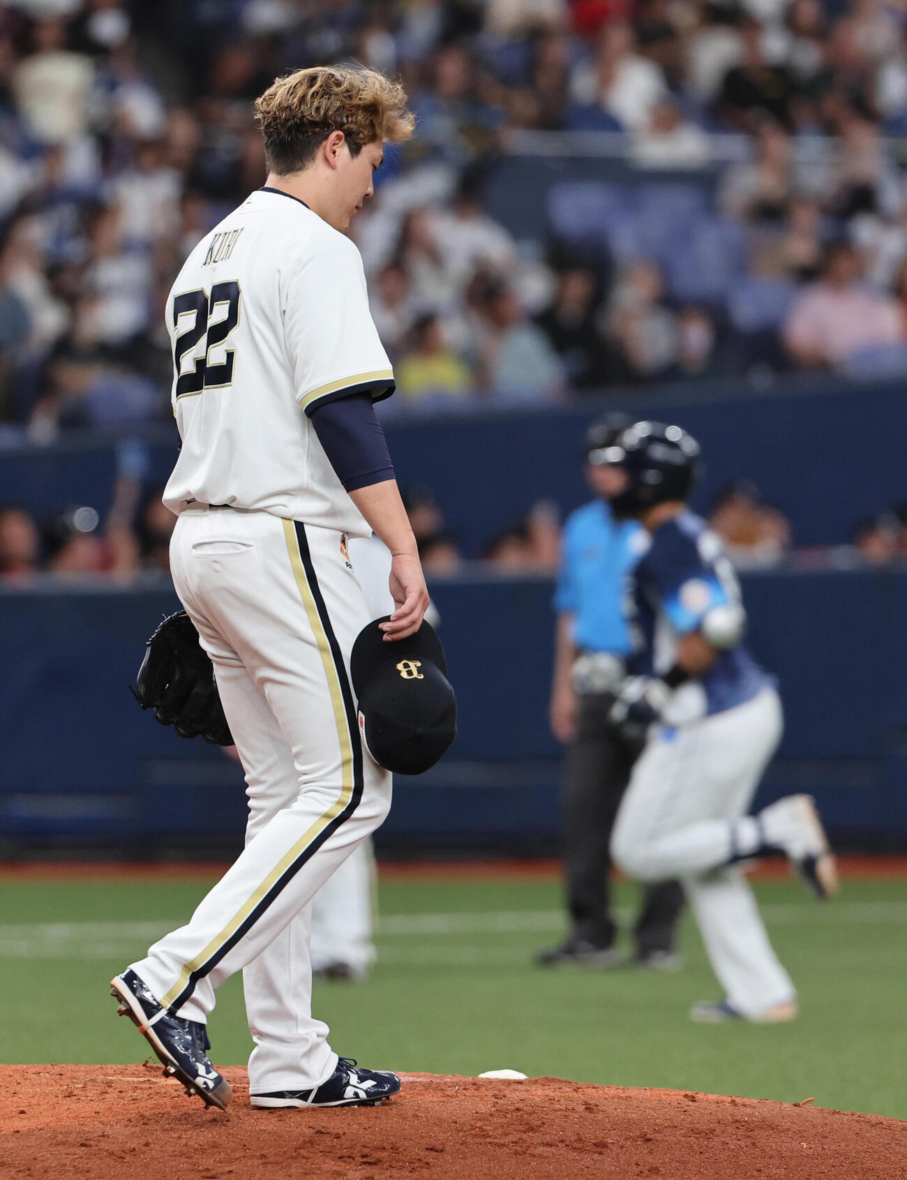 オリックス対西武　4回表西武2死一、二塁、オリックス先発の九里亜蓮は渡部聖弥（右）に本塁打を許しガックリ（撮影・西尾就之）
