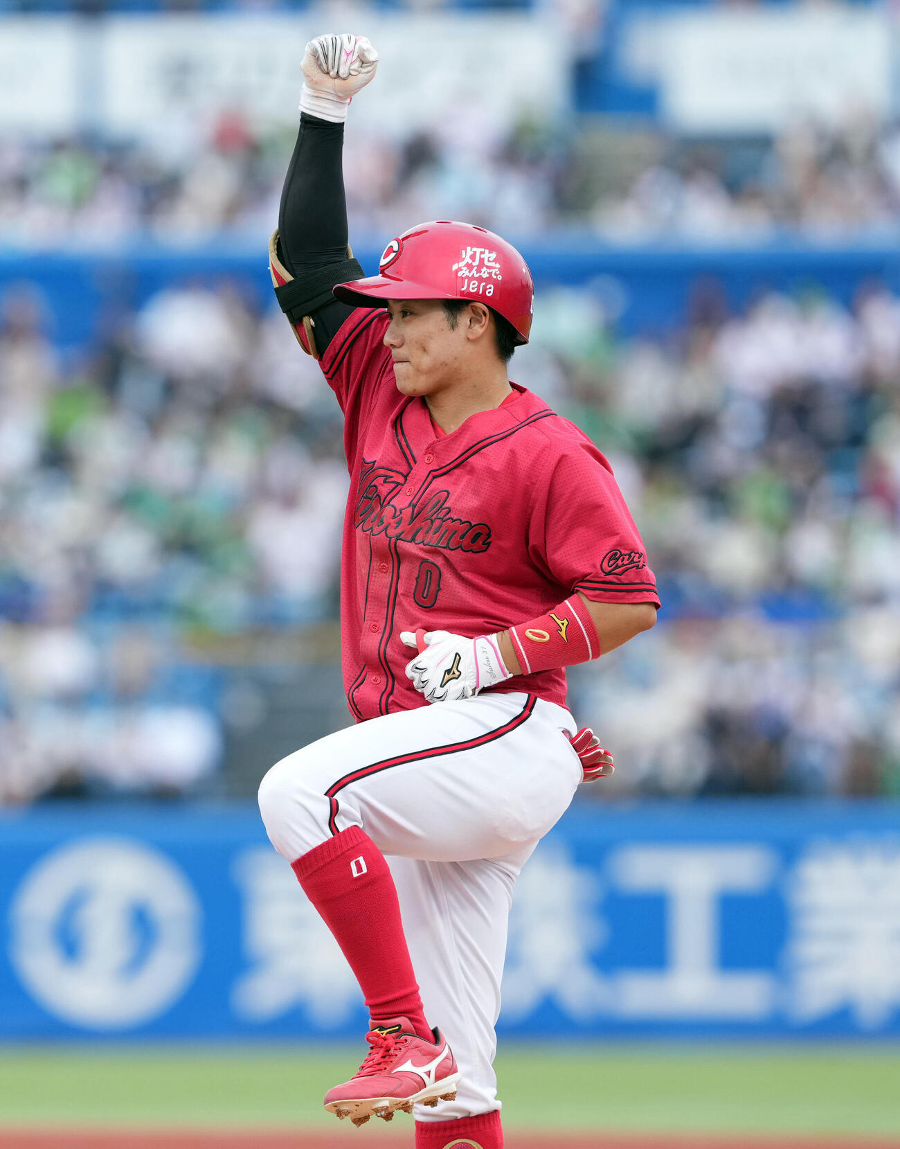 ヤクルト対広島　8回表広島2死、左前打を放ちポーズを決める勝田成（撮影・たえ見朱実）