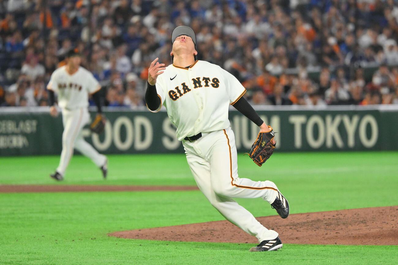 巨人対中日　8回表中日2死一、二塁、高橋周平に適時打を許す大勢（撮影・滝沢徹郎）